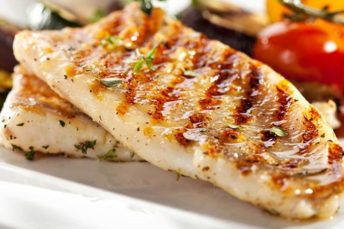 Pechuga de pollo grillé con agregado