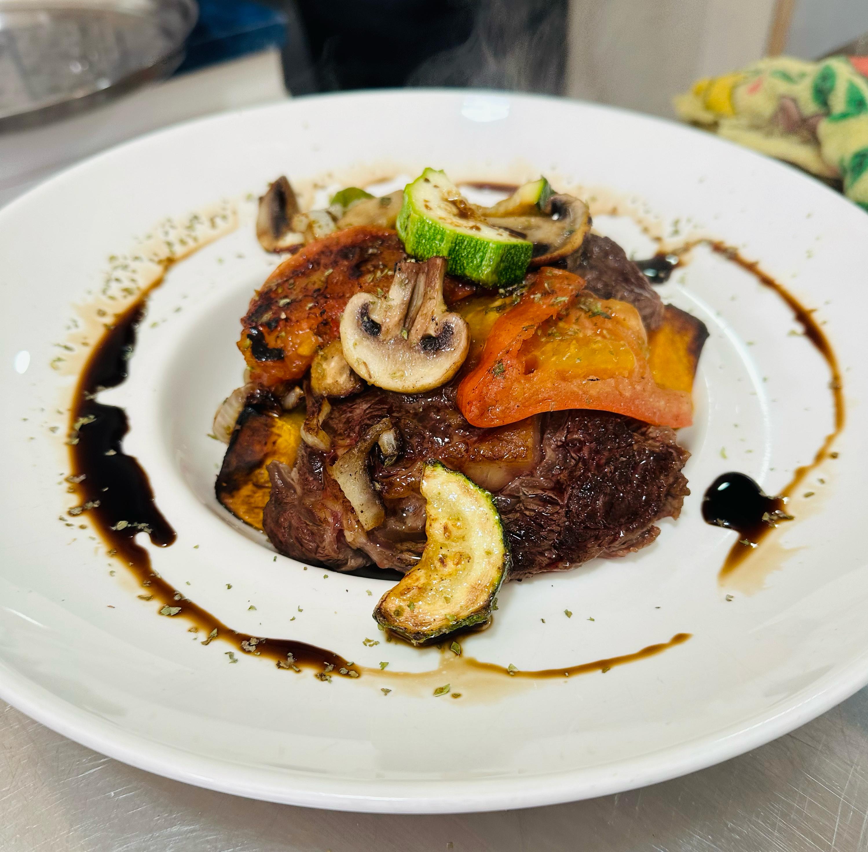 LOMO DE VACUNO EN PLACHA CON VERDURAS GRILLADAS