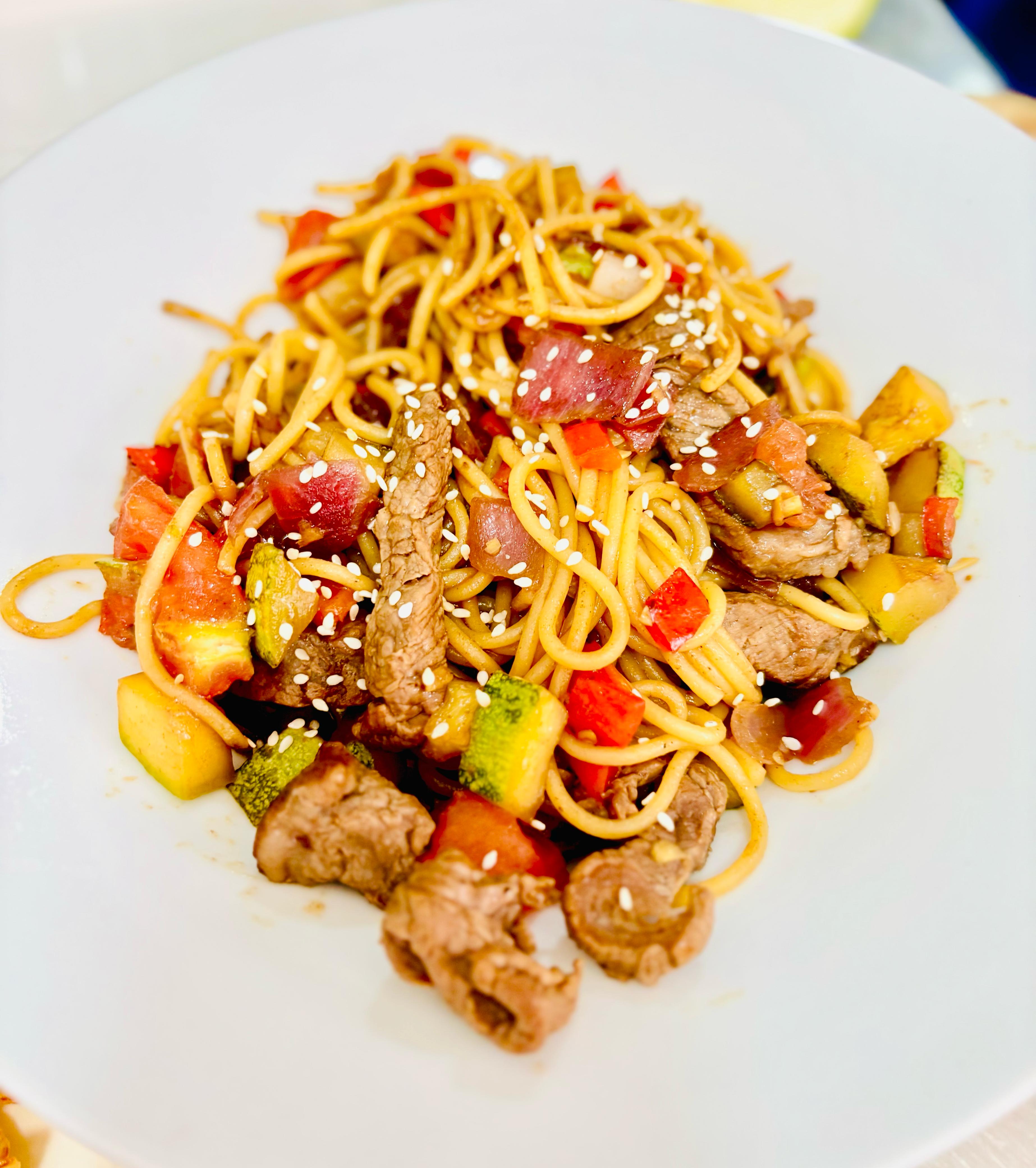 ESPAGUETTIS ORIENTALES CON CARNE