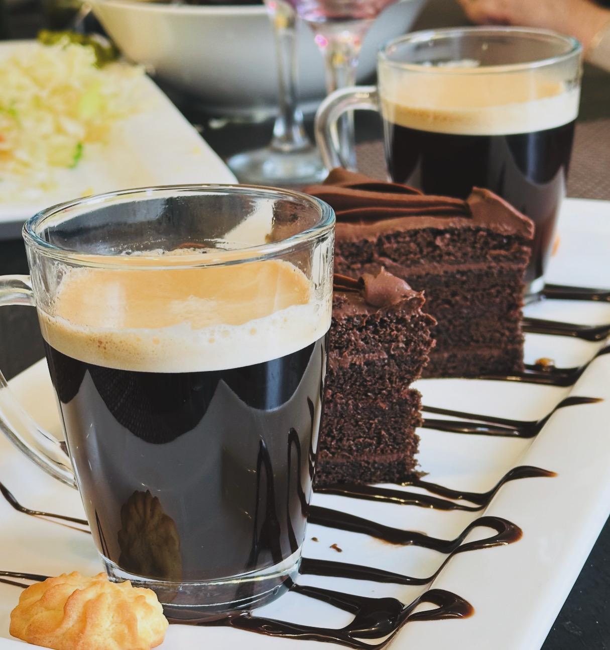 TORTA CHOCOLATE CON CAFE AMERICANO